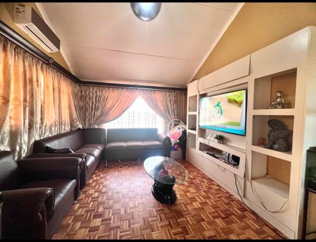 3 BEDROOM HOUSE FOR SALE IN BISLEY